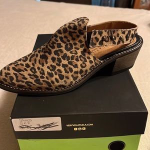 Very Volatile Tan Leopard Shoes NEW Sz 8